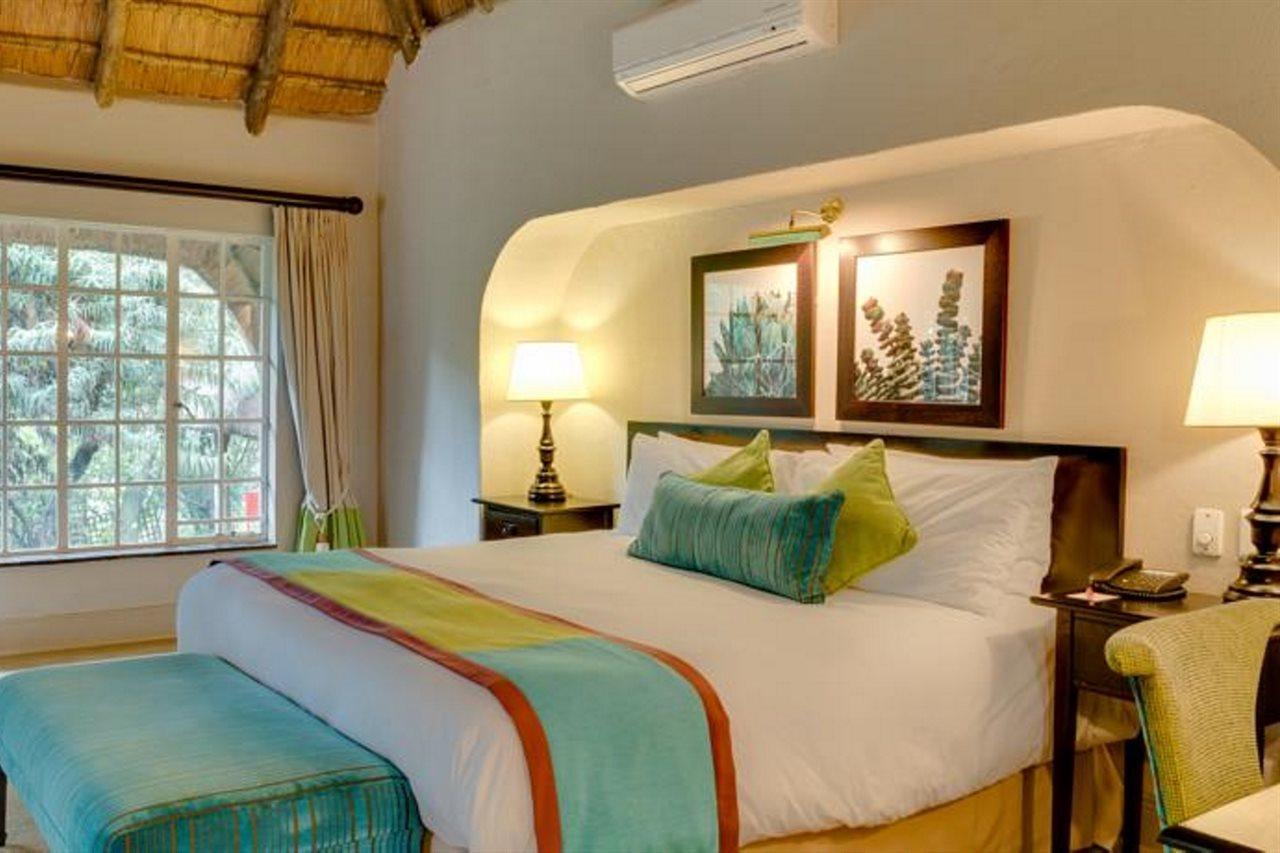 Mount Grace Hotel & Spa มากาลีสเบิร์ก ภายนอก รูปภาพ A bedroom at the Tintswalo Safari Camp