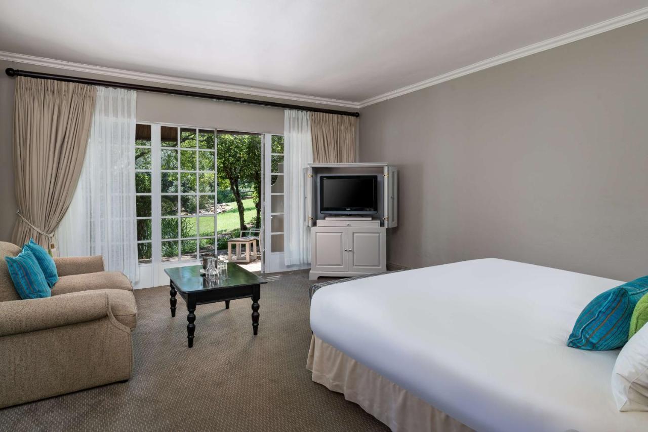 Mount Grace Hotel & Spa มากาลีสเบิร์ก ภายนอก รูปภาพ A room at the hotel