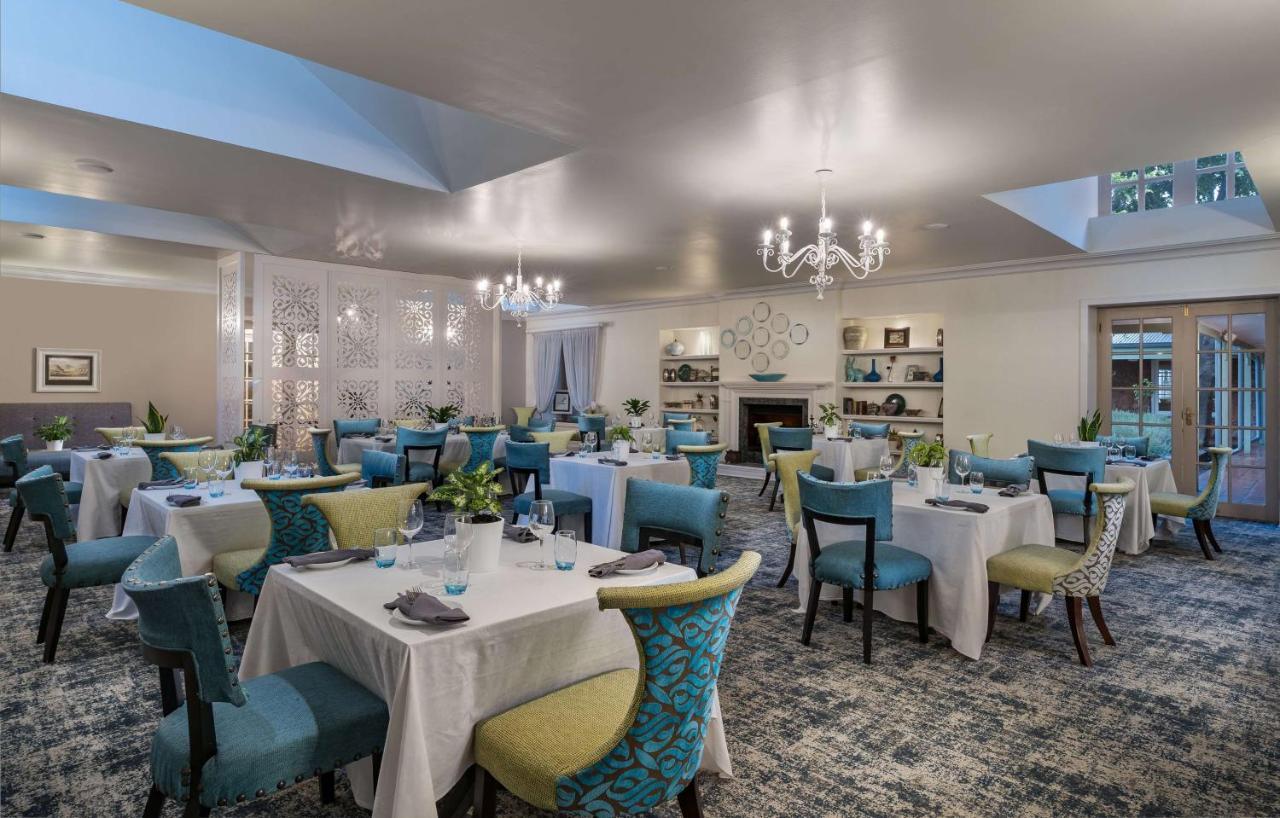 Mount Grace Hotel & Spa มากาลีสเบิร์ก ภายนอก รูปภาพ The dining room at the Inn at St. John's