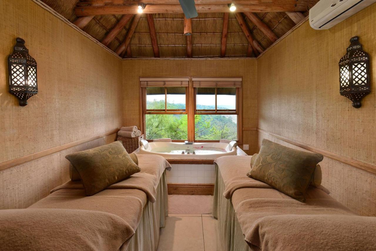 Mount Grace Hotel & Spa มากาลีสเบิร์ก ภายนอก รูปภาพ A bathroom at the Balesin Island Club