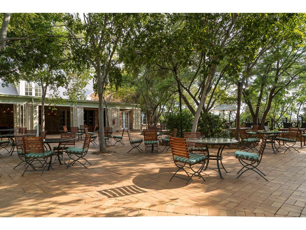 Mount Grace Hotel & Spa มากาลีสเบิร์ก ภายนอก รูปภาพ The courtyard at the San Francisco Zen Center