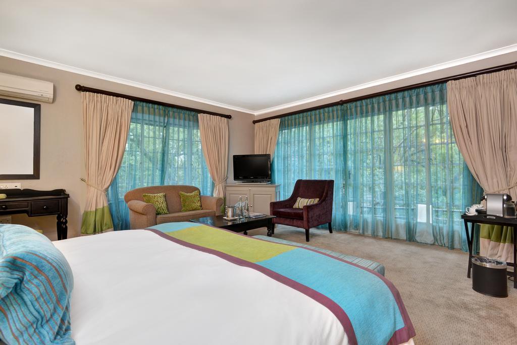 Mount Grace Hotel & Spa มากาลีสเบิร์ก ภายนอก รูปภาพ A bedroom at the Taj Bengal