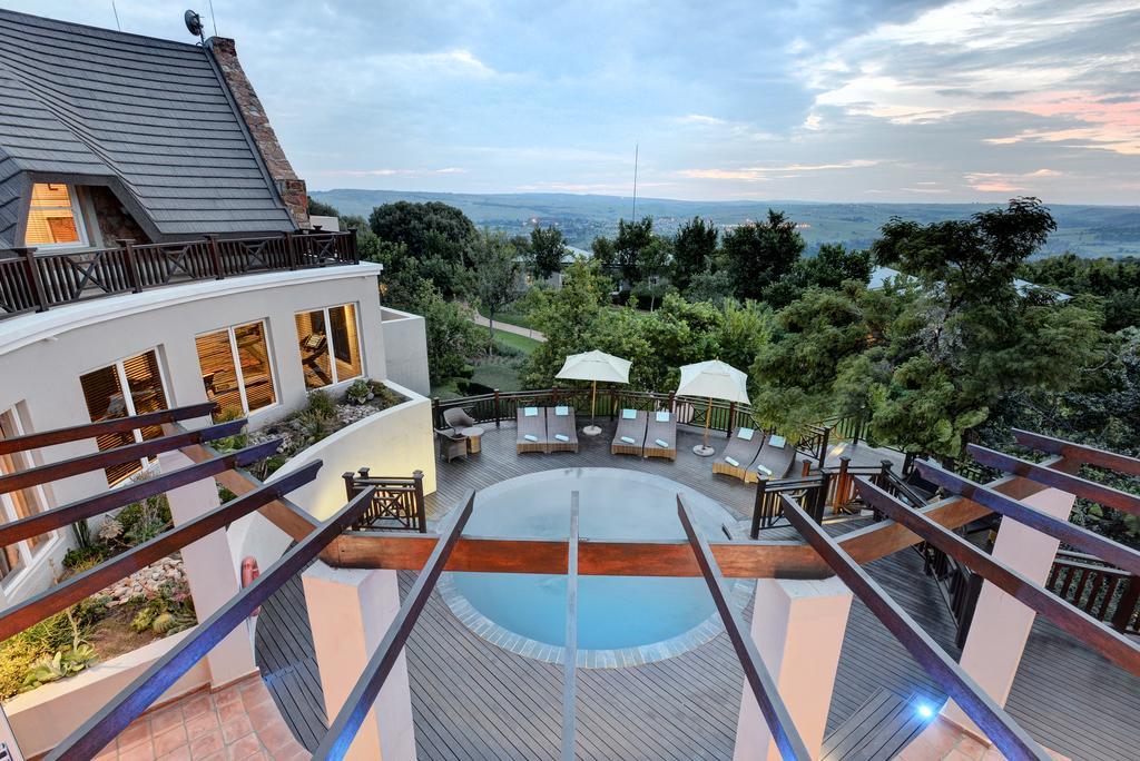 Mount Grace Hotel & Spa มากาลีสเบิร์ก ภายนอก รูปภาพ The View from the Sky Bar