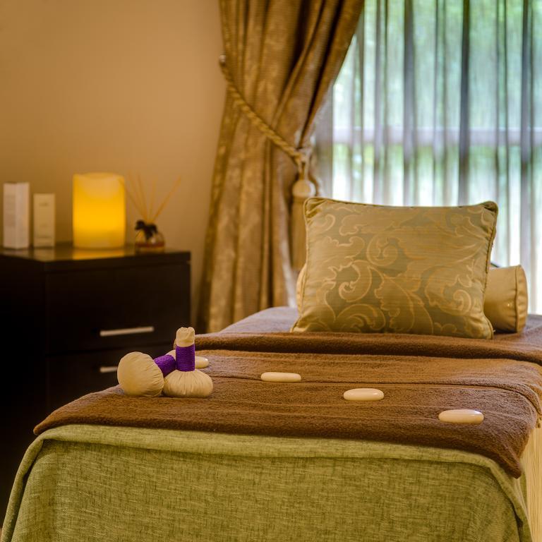 Mount Grace Hotel & Spa มากาลีสเบิร์ก ภายนอก รูปภาพ A massage bed