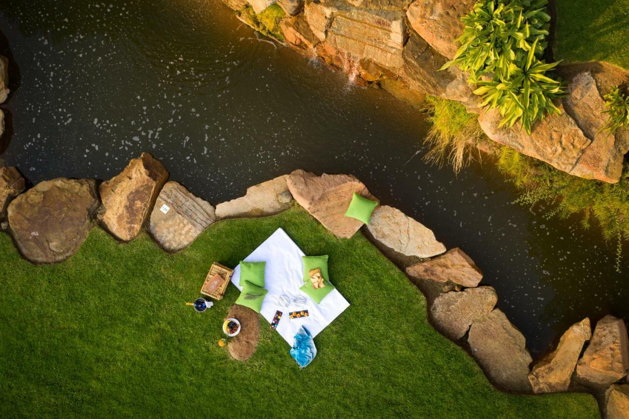 Mount Grace Hotel & Spa มากาลีสเบิร์ก ภายนอก รูปภาพ Picnic at the River