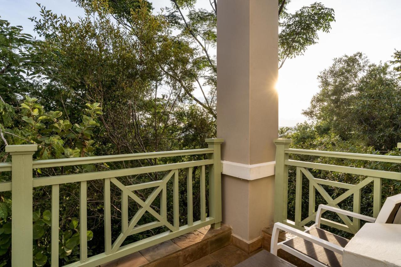 Mount Grace Hotel & Spa มากาลีสเบิร์ก ภายนอก รูปภาพ A balcony at the Four Seasons Resort